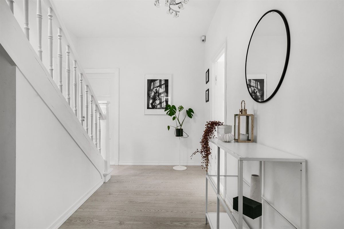Det første en møter er en liten entre før man kommer inn i gangen/trapperommet. Her er det laminat på gulv og meget god takhøyde. Galleribilde