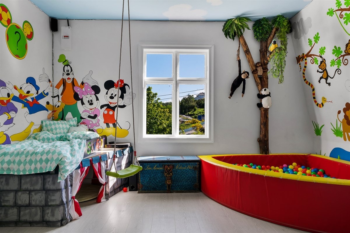 Barnerom/soverom av romslig størrelse. Fra rommet er det inngang til garderobe/bod. Galleribilde