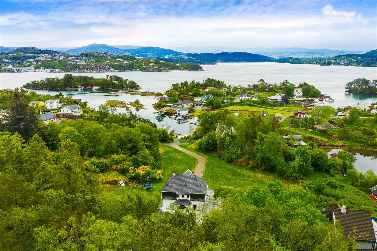 En stor, innholdsrik eiendom med hovedhus, utleiebolig og naust med egen strandlinje! Galleribilde