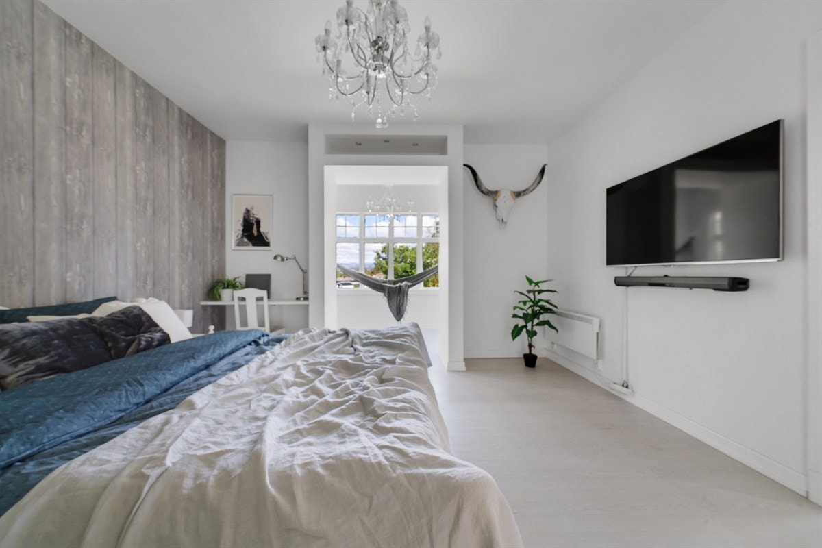 Hovedsoverommet er elegant utført. Her har du plass til dobbelseng, innebygd skrivepult og til og med hengekøye. Galleribilde