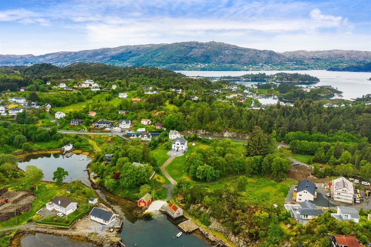 Løp ned til stranden fra eget hus en varm sommerdag Galleribilde