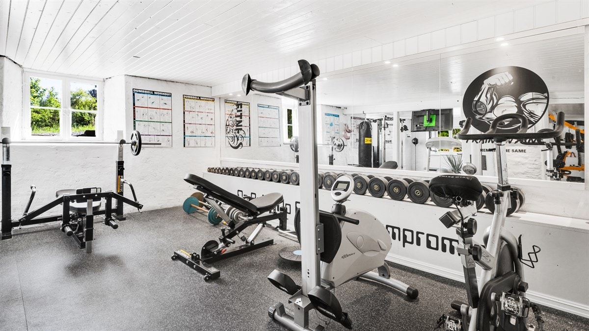 Selger har innredet kjelleretasjen med eget treningsrom. Galleribilde