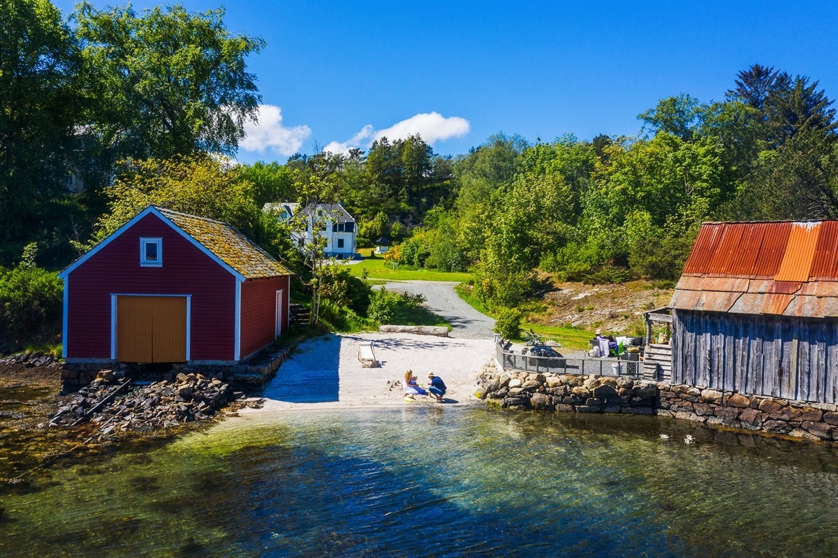 Eiendommen har en fantastisk beliggenhet på Bjorøy kun 20 minutter fra Bergen Sentrum. Nøstet til høyre hører til eiendommen. Galleribilde