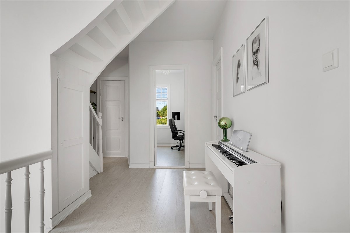 I denne etasjen finner man alle 5 soverommene. Et av soverommene er benyttet som omkledningsrom og et er brukt som musikkrom. Galleribilde