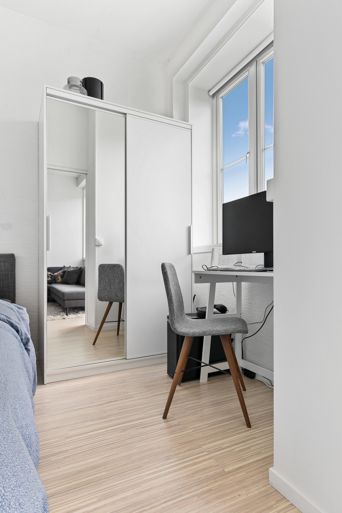 Soverommet har også plass til skrivepult