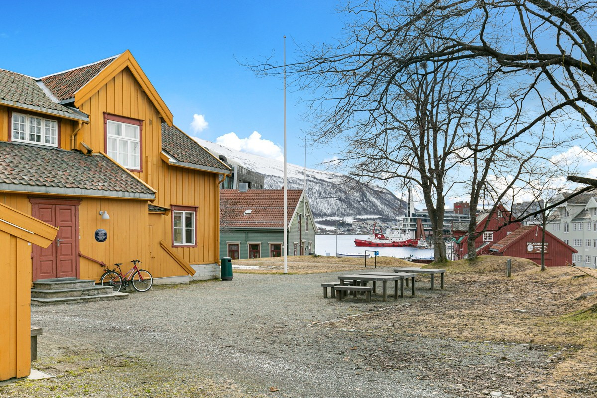 Et steinkast unna finner du Skansen, et vernet område med grøntarealer og historeske bygg.