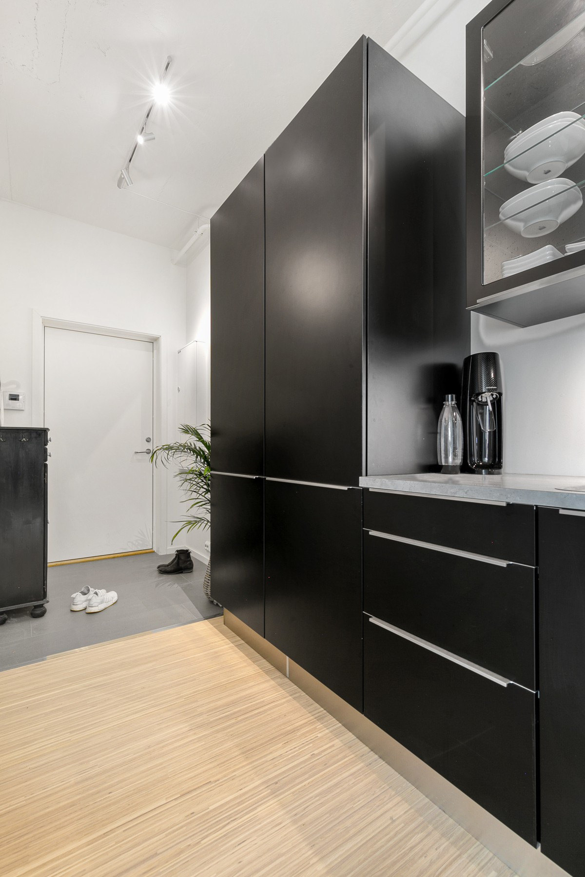 Kjøkkenet har glatte mørke fronter som fremstår moderne og tidsriktig