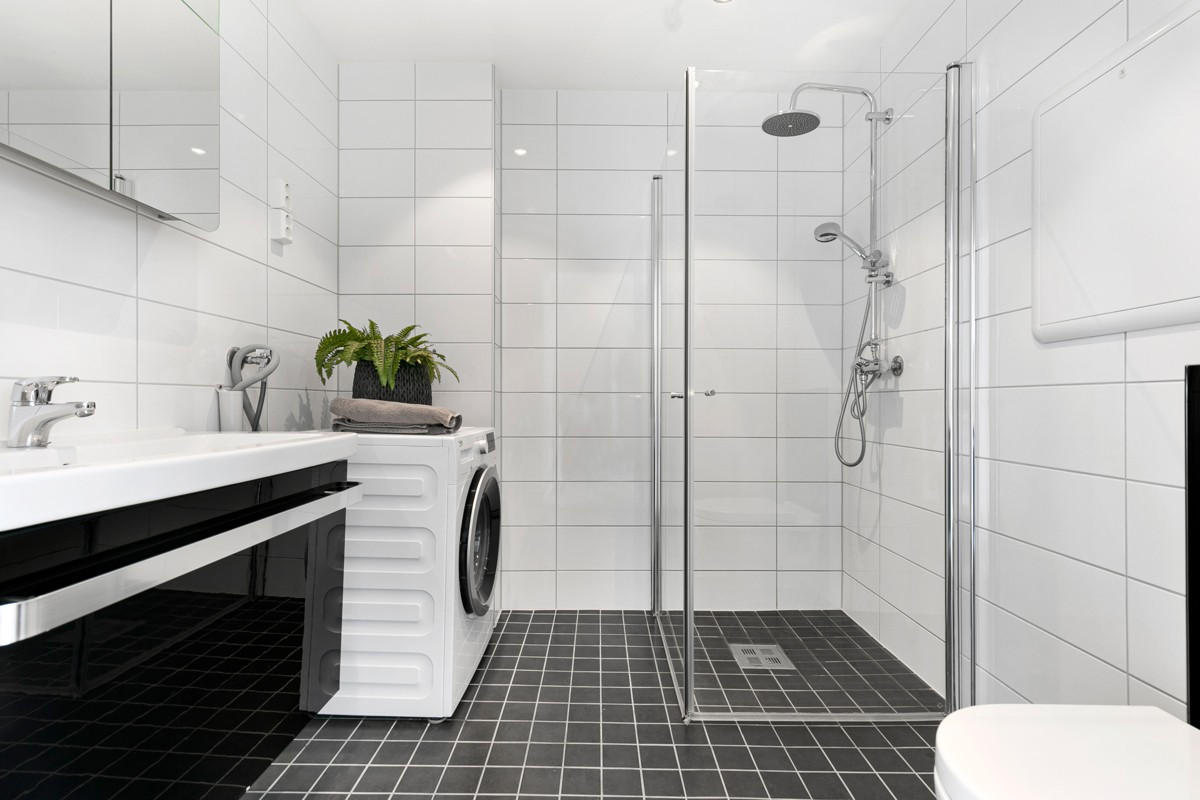 Badet er komplett flislagt med downlights i tak