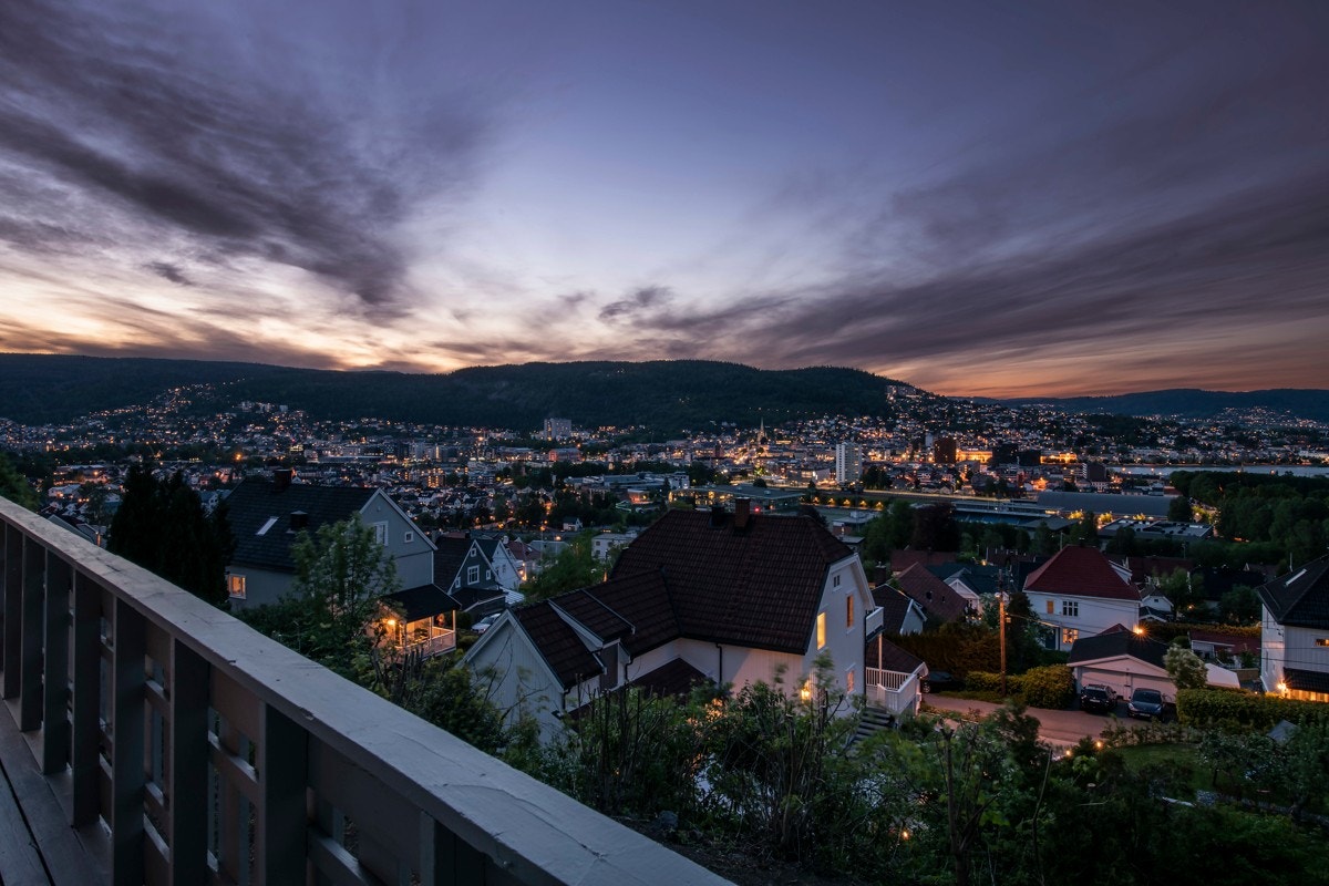 Det er utsikt ut over hele byen. Galleribilde