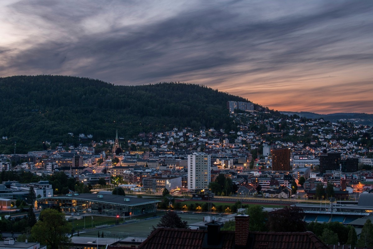 Her er det en fantasktisk utsikt på kveldstid med lysene fra byen. Galleribilde