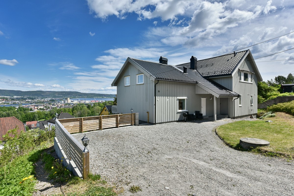 Eiendommen er opparbeidet med plen, prydbusker, gruset gårdsplass og noe inngjerding. Galleribilde