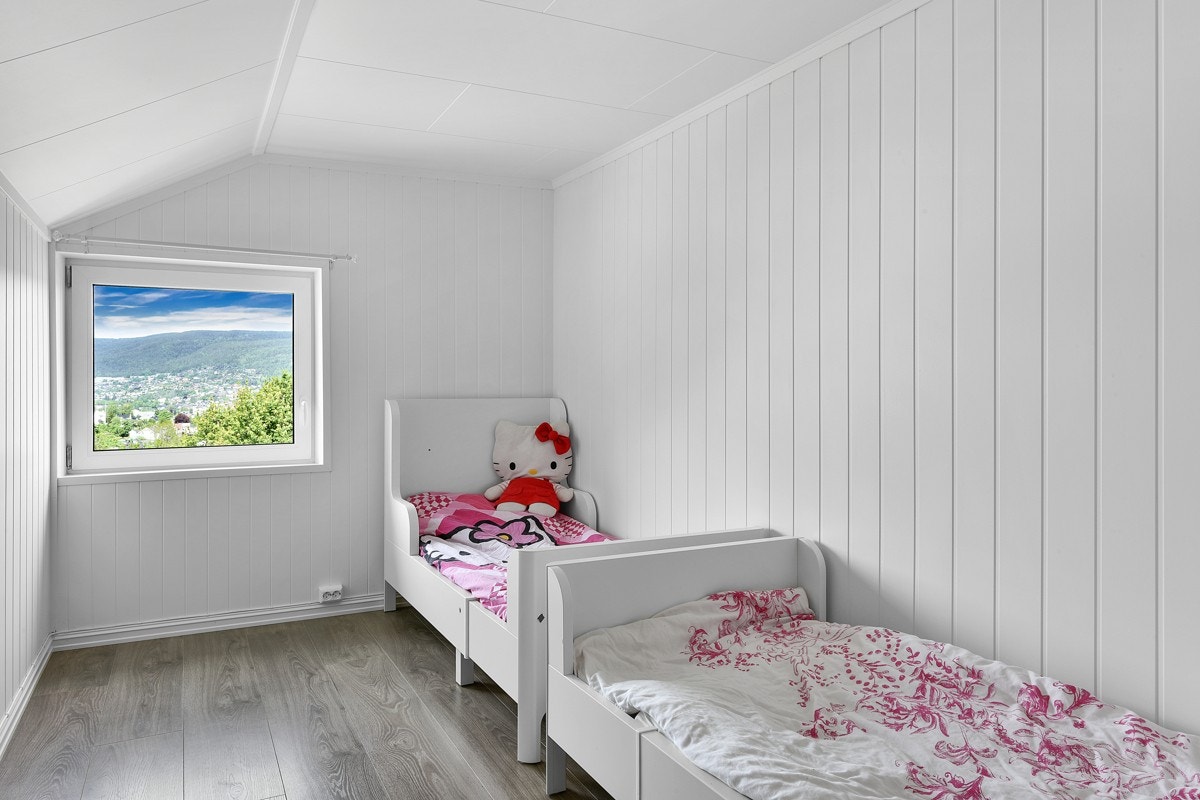 Leiligheten har tre gode soverom som alle ligger i andre etasje. Galleribilde