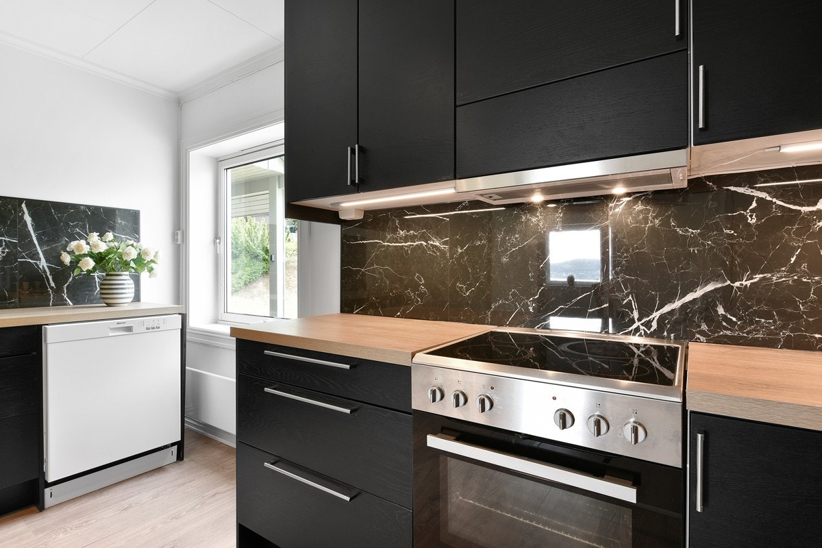 Den takhøye innredningen har rikelig med benke- og lagringsplass. Galleribilde