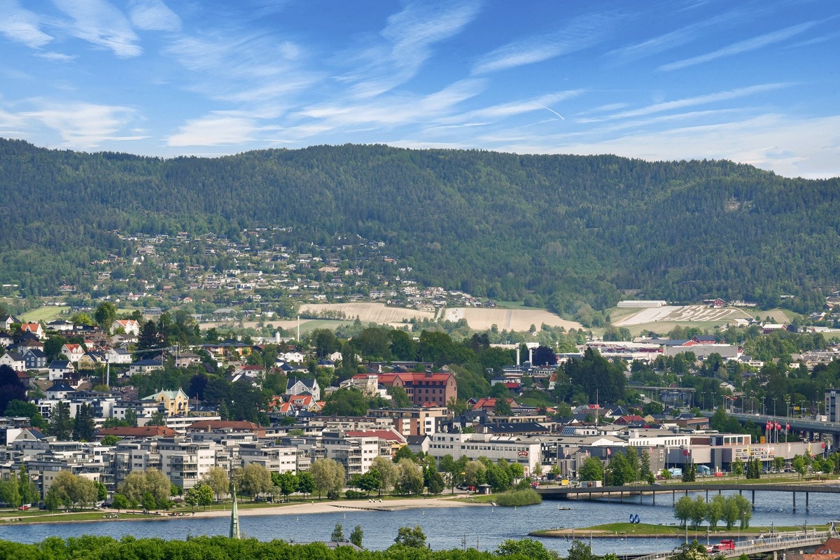 Området ligger høyt og solrikt med vidstrakt utsikt over byen, Drammenselva, fjordens brede favn og videre innover Lierdalen. Galleribilde