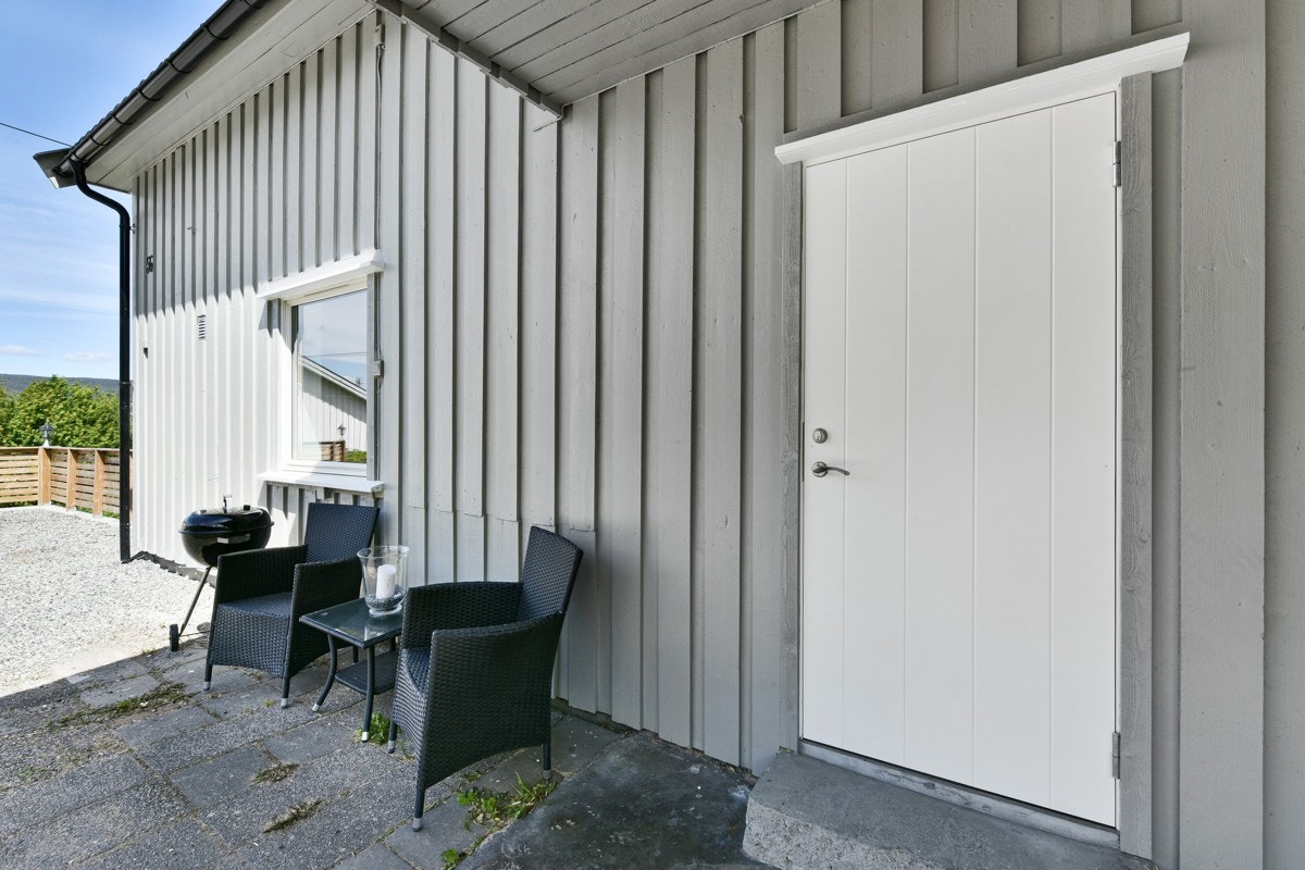 På fremsiden av boligen er det plass til en hyggelig sittegruppe. Galleribilde
