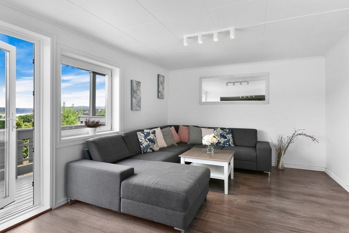 Stuevinduene ivaretar utsikten på mesterlig vis, og det er utgang til veranda hvor sol og utsikt kan nytes fullt ut. Galleribilde