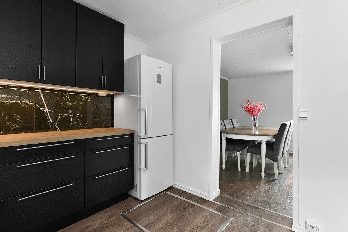 På veggen er det montert plater med marmor-look. Galleribilde