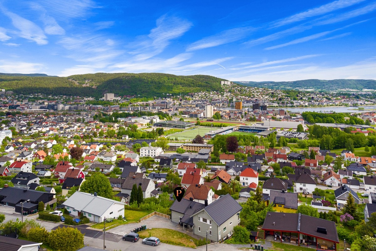 Eiendommen ligger i et tilbaketrukket og rolig villaområde på Danvik i Drammen kommune. Galleribilde