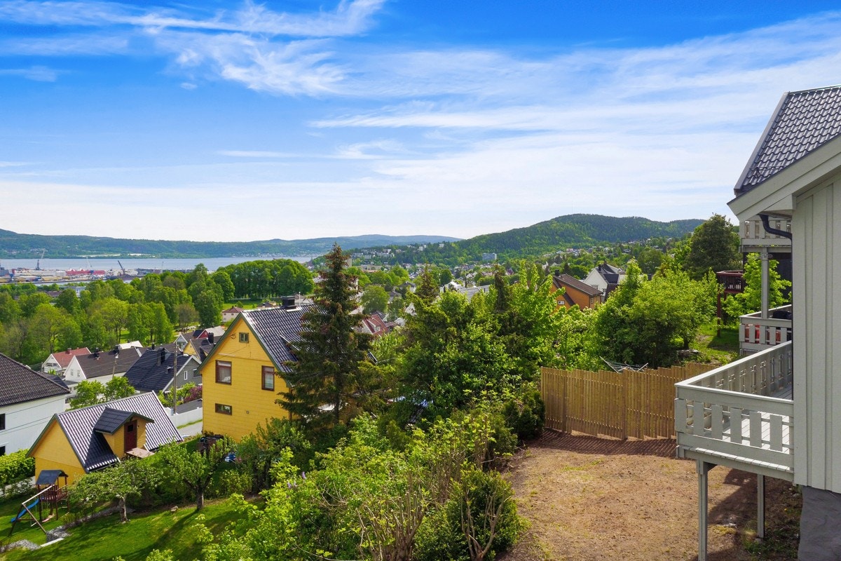 Fra stuen er det utgang til en nordvendt veranda på ca. 12 kvm. Galleribilde
