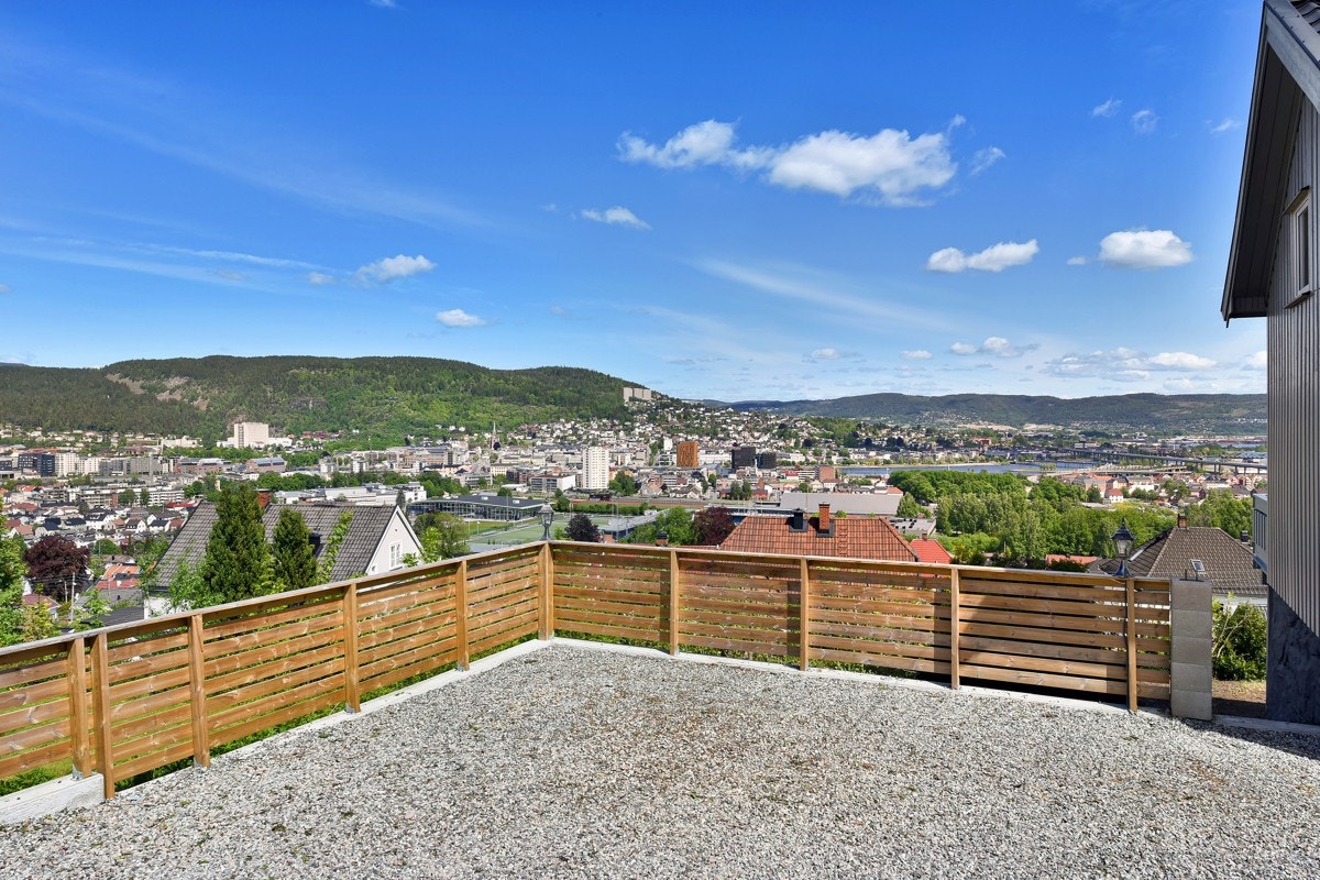 Det er parkering på tomten. Galleribilde