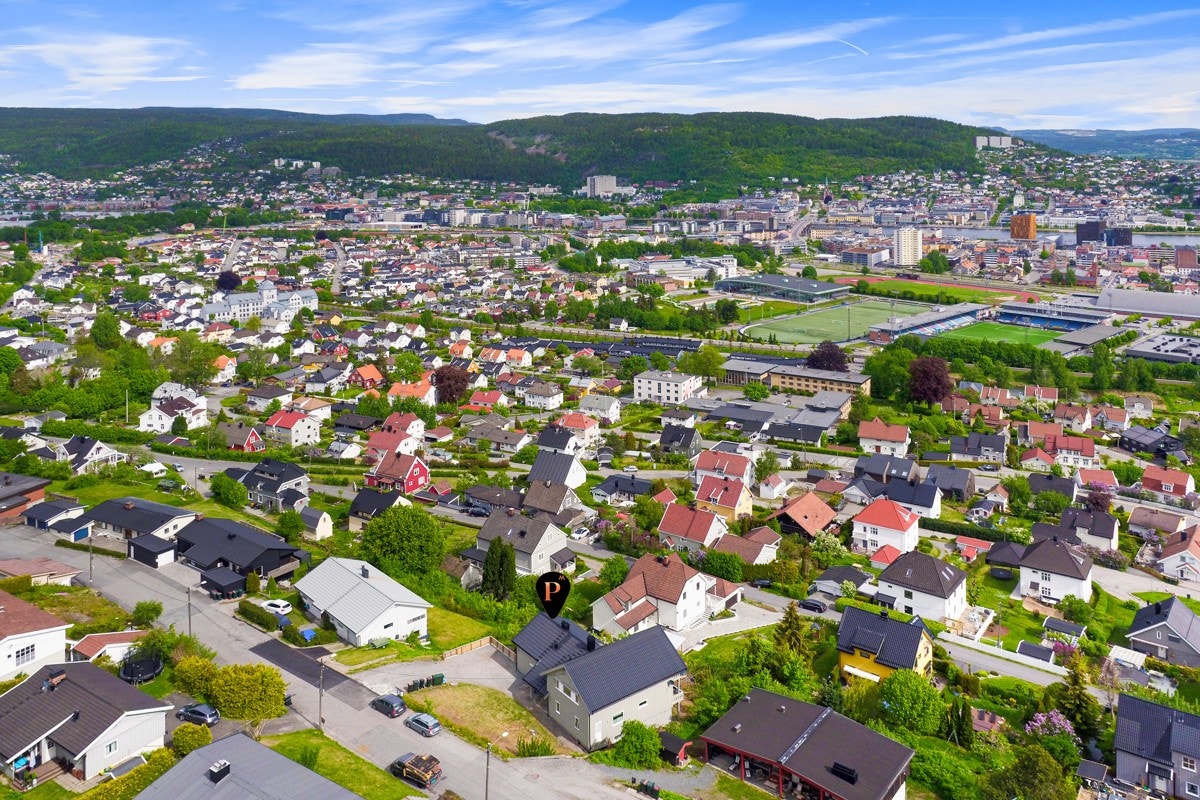 Stedet er etterspurt og sentralt med kort gangavstand til skoler, barnehager og offentlig kommunikasjon. Galleribilde