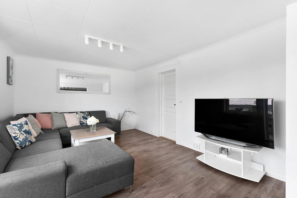 Leiligheten har en romslig stue med god plass for sofamøblement. Galleribilde