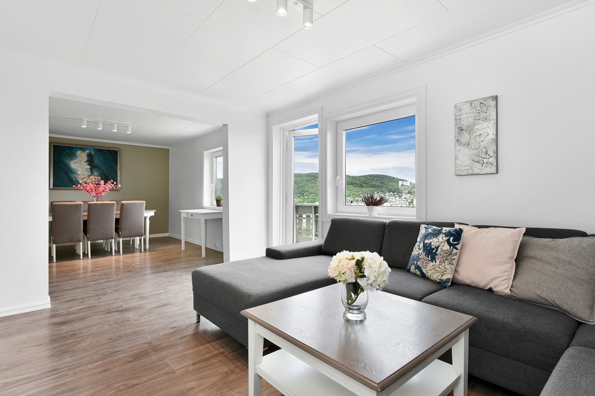 Stuevinduene ivaretar utsikten på mesterlig vis, og det er utgang til veranda hvor sol og utsikt kan nytes fullt ut. Galleribilde