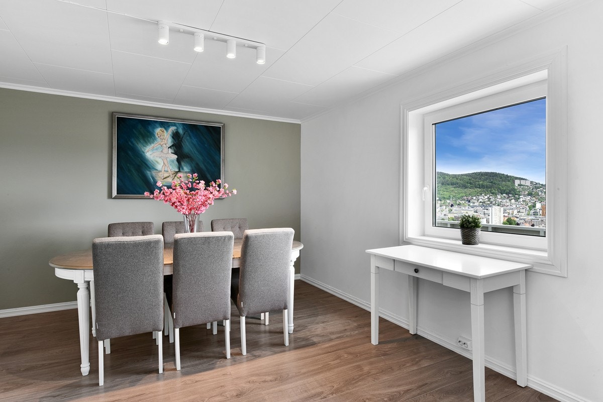 Stuen har god plass for et langbord. Galleribilde