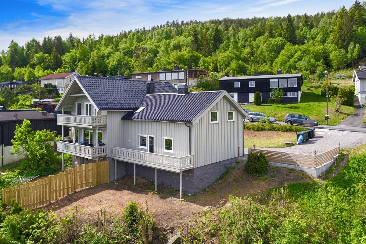 Hagen er pent beplantet med prydbusker. Galleribilde