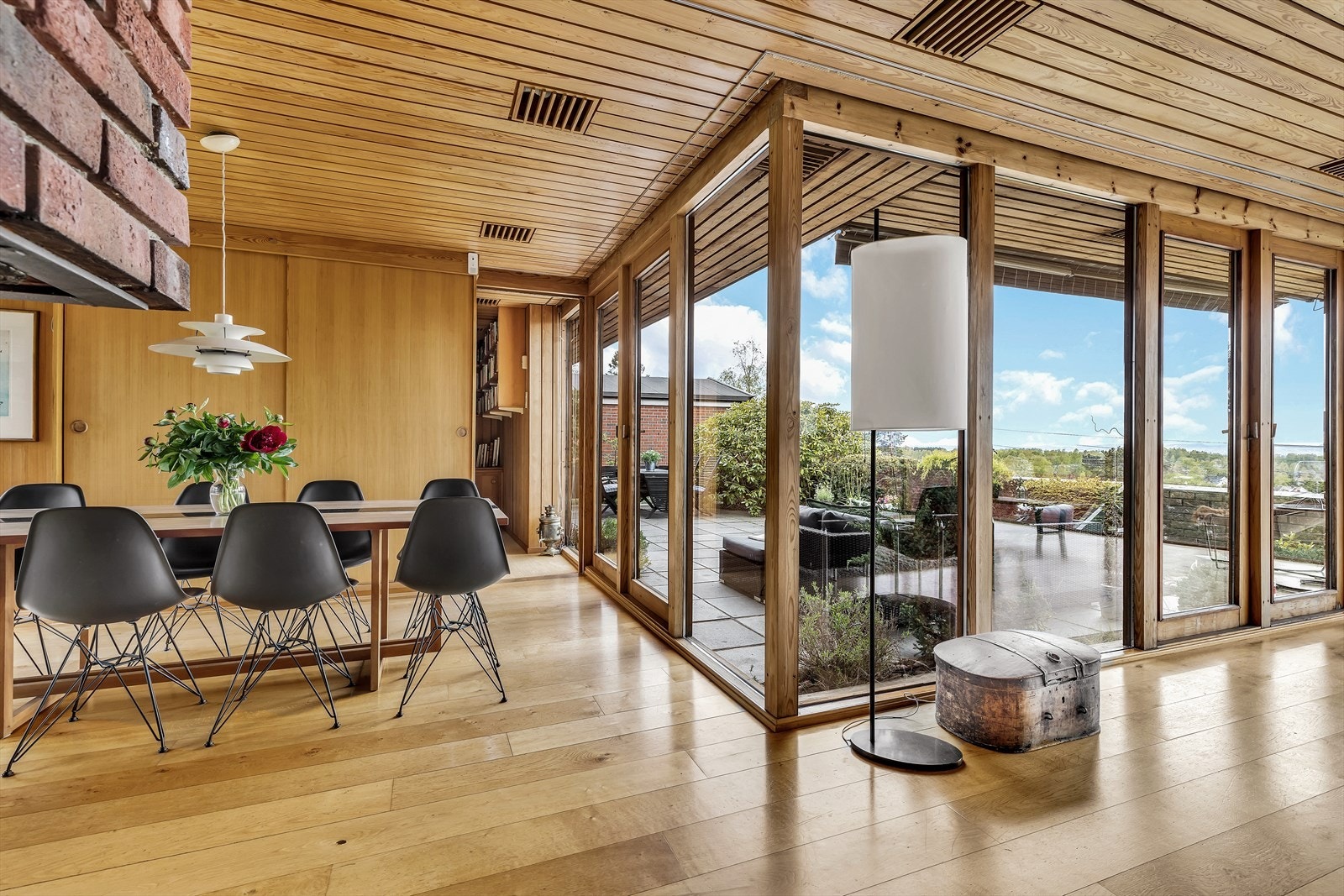 Plassbygget skap for glass og dekketøy i spisestuen Galleribilde