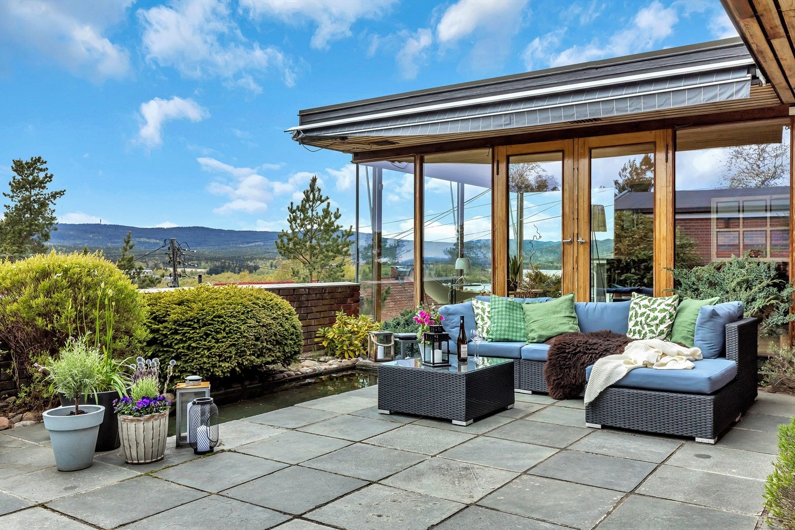 Fra terrassen ser du Maridalsvannet gjennom stuen Galleribilde