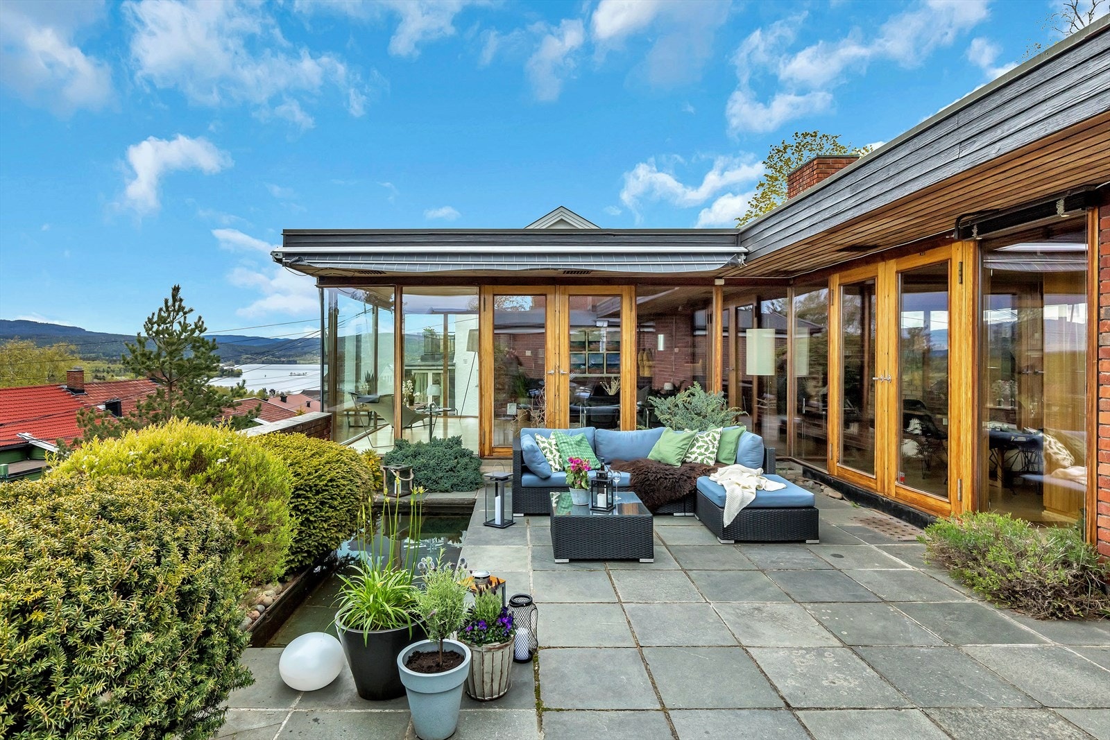 Lun terrasse med vannspeil og trivelig beplantning Galleribilde