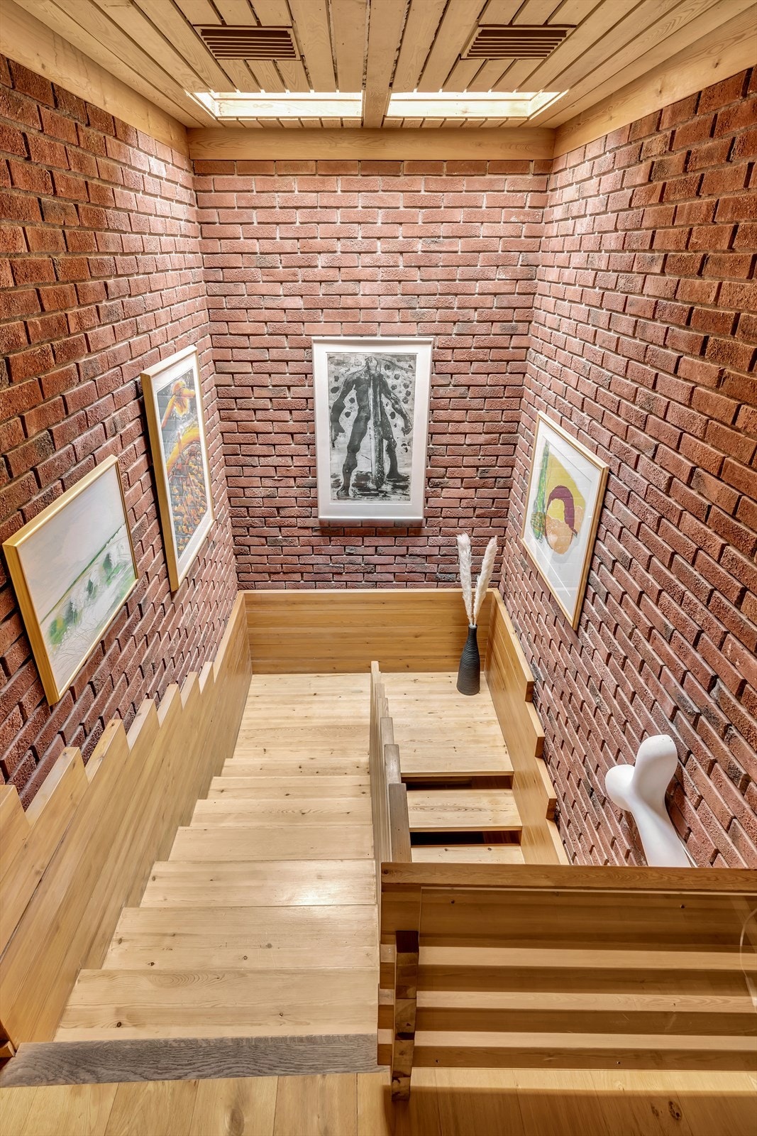 Fehns skulpturelle trapp med naturlig overlys Galleribilde