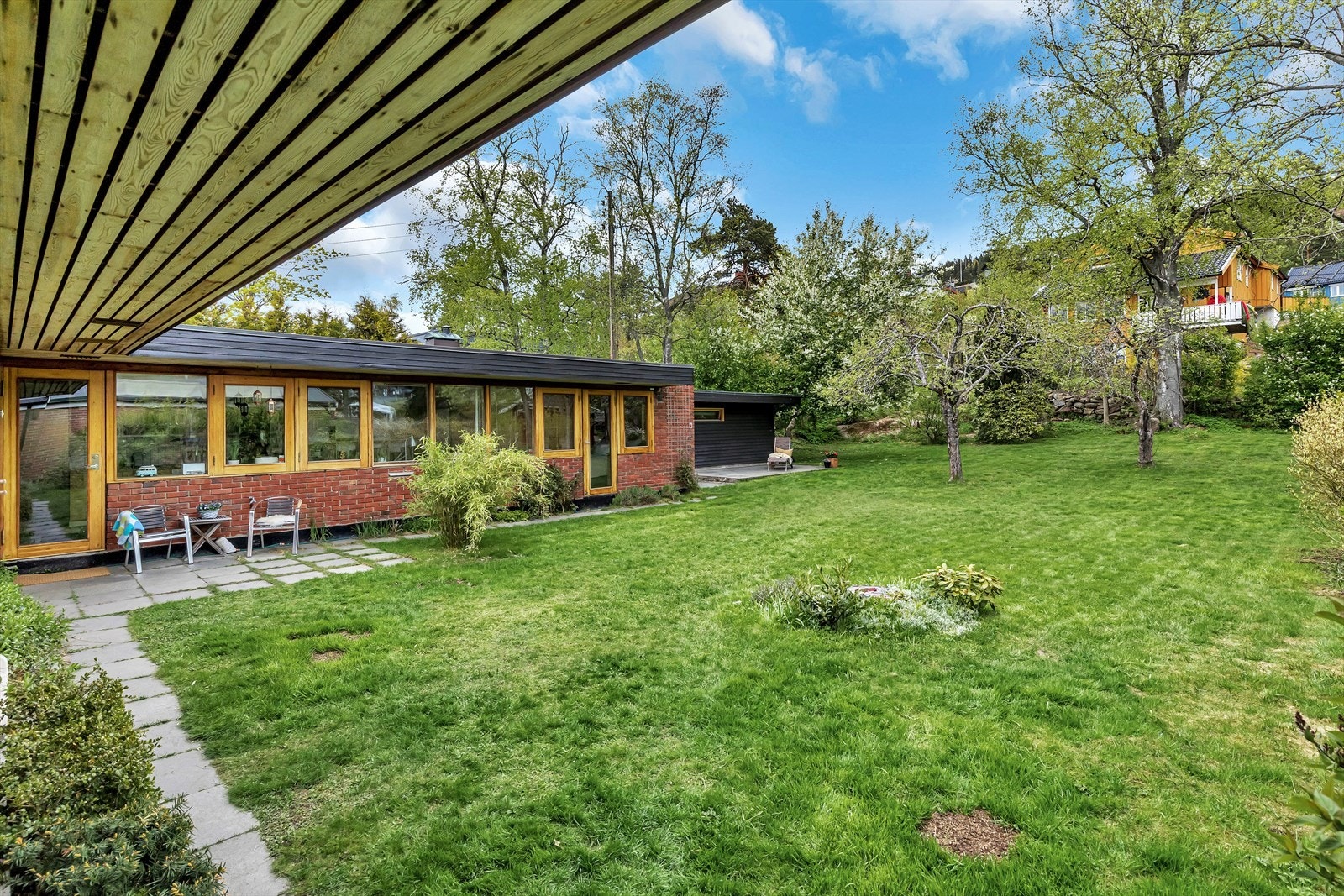 Frokostplass utenfor kjøkkenet med sol fra tidlig morgen Galleribilde