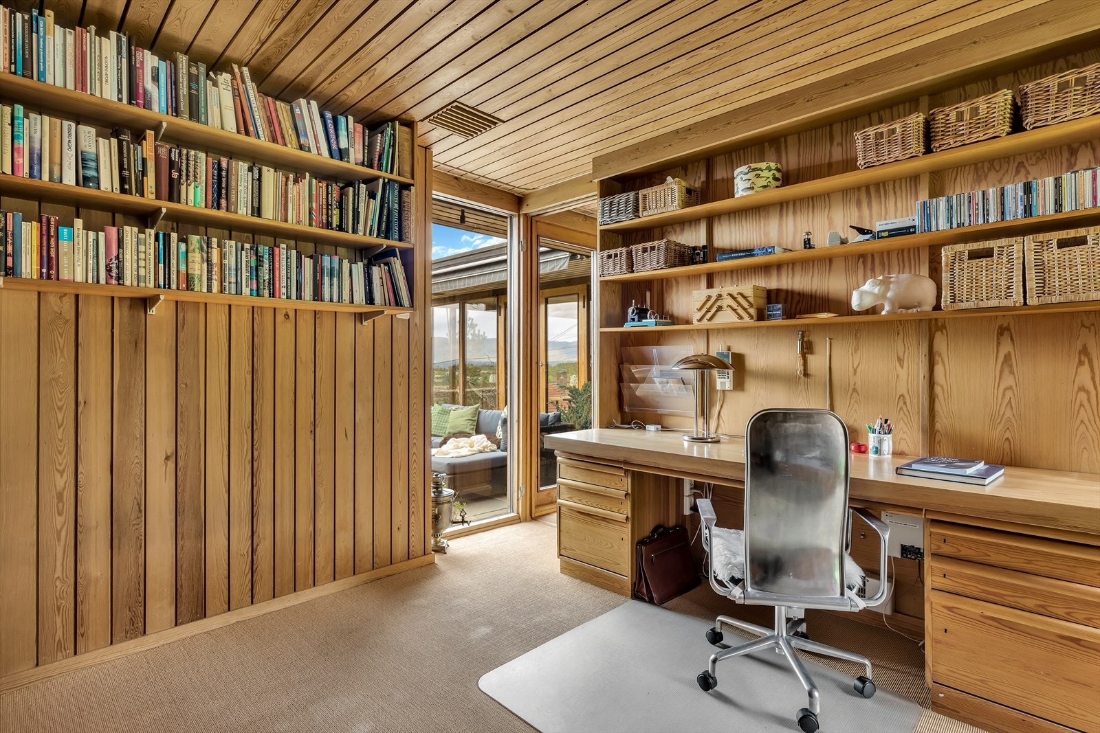 Bibliotek/arbeidsrom med skyvedør mot spisestuen. Dette rommet kan også fint bli et 5. soverom Galleribilde