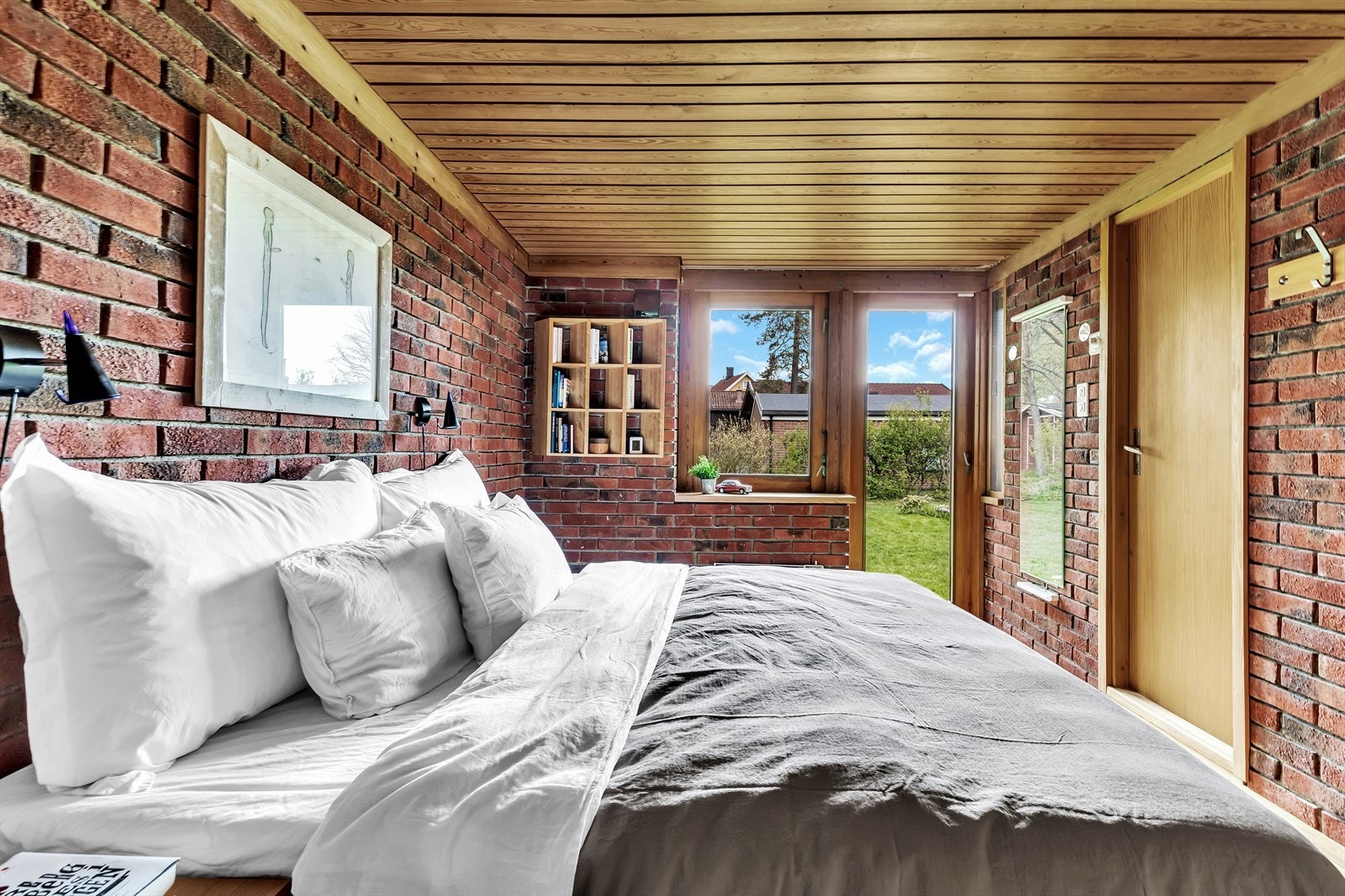 Tegl og oregon pine gir lun stemning på soverommet Galleribilde