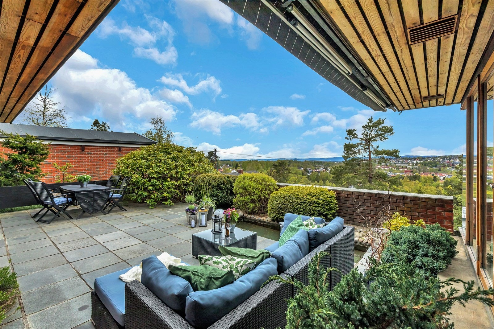 Milevid utsikt mot syd, vest og nord Galleribilde