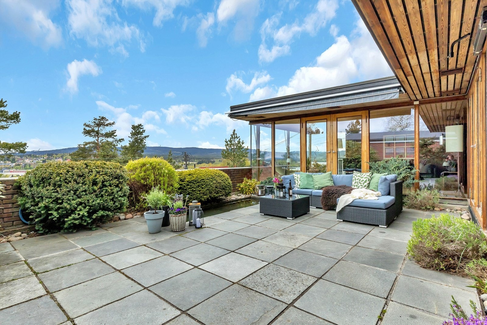 Solen skinner på terrassen fra kl 12 til den går ned bak åsene i vest Galleribilde