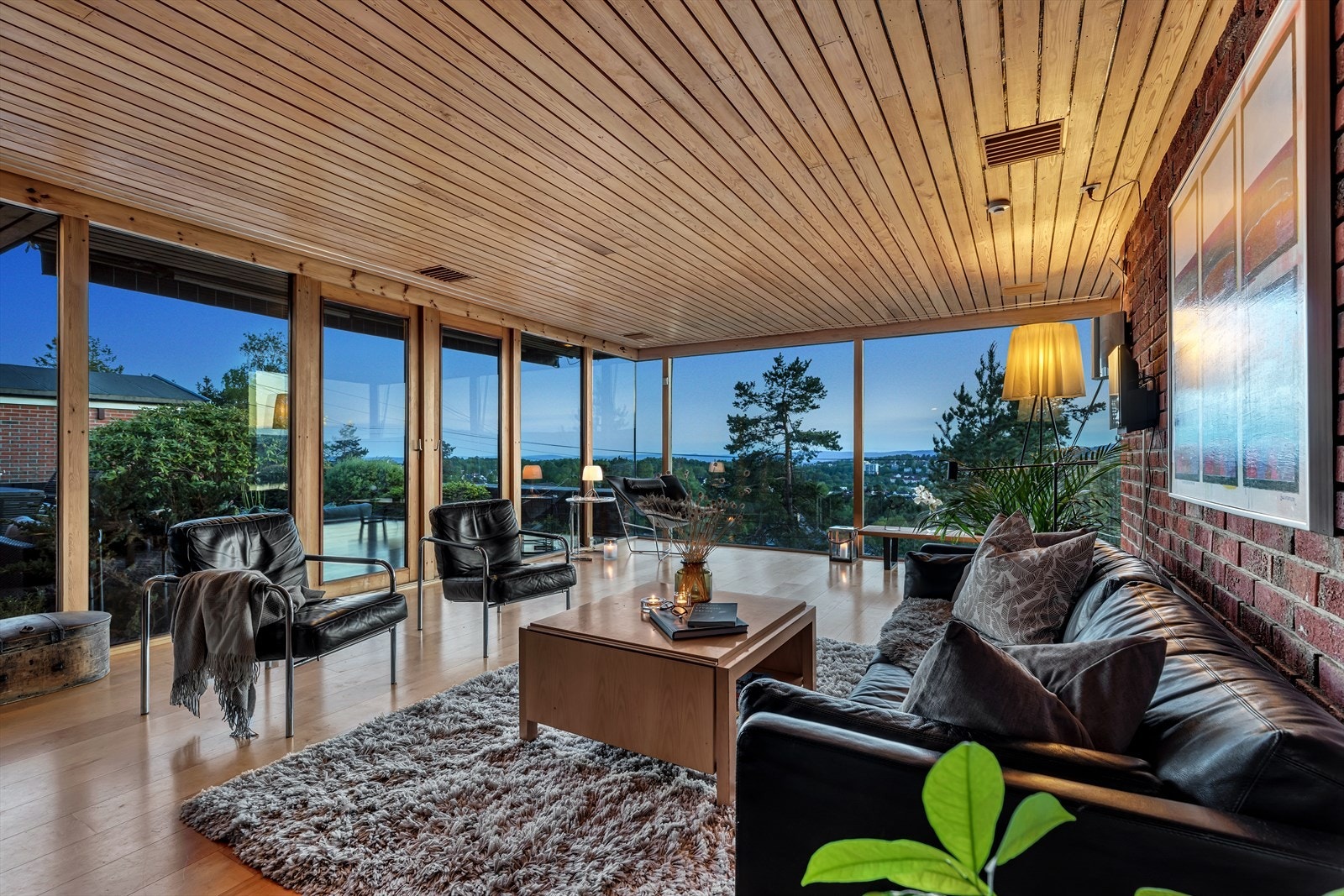 Store glassflater gjør stuen til et spektakulært rom Galleribilde