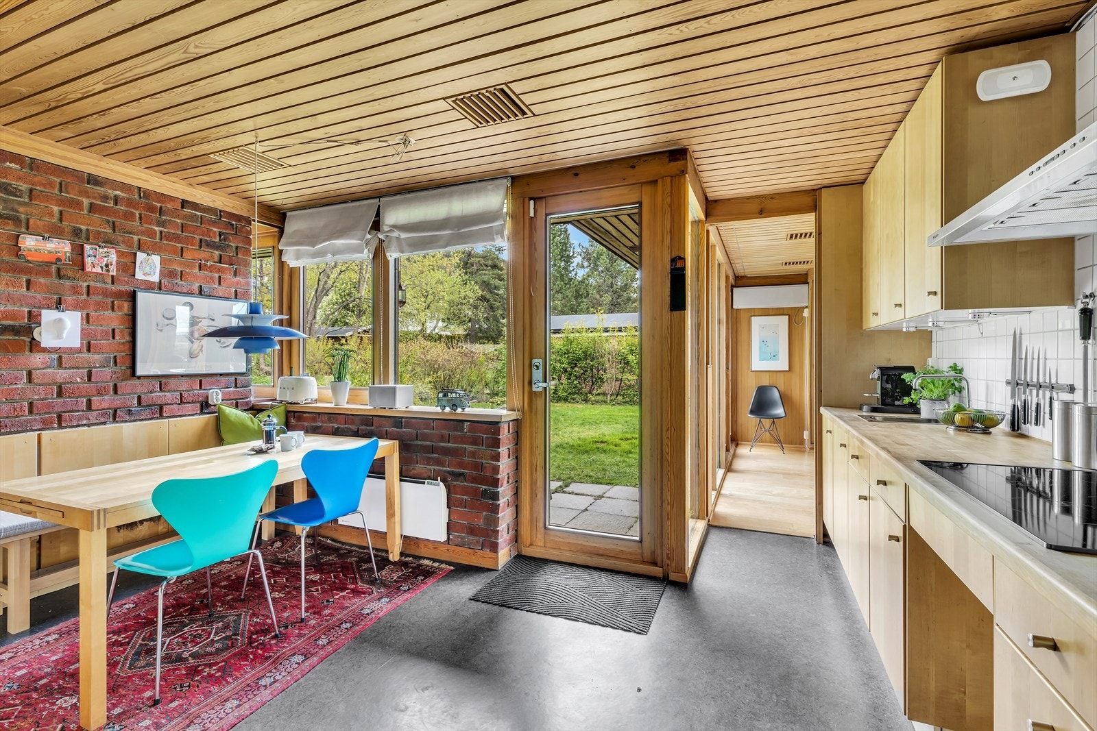 Kjøkken med utgang til hage Galleribilde