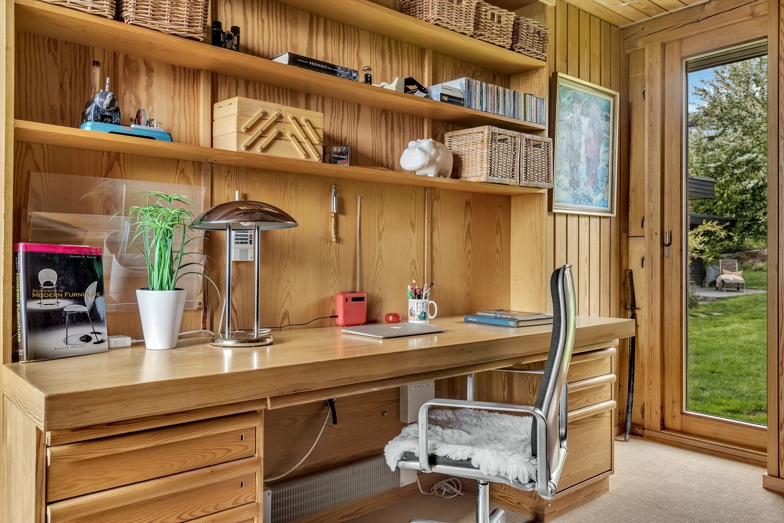 Huset har til sammen 9 dører til hage og terrasse. Biblioteket også Galleribilde