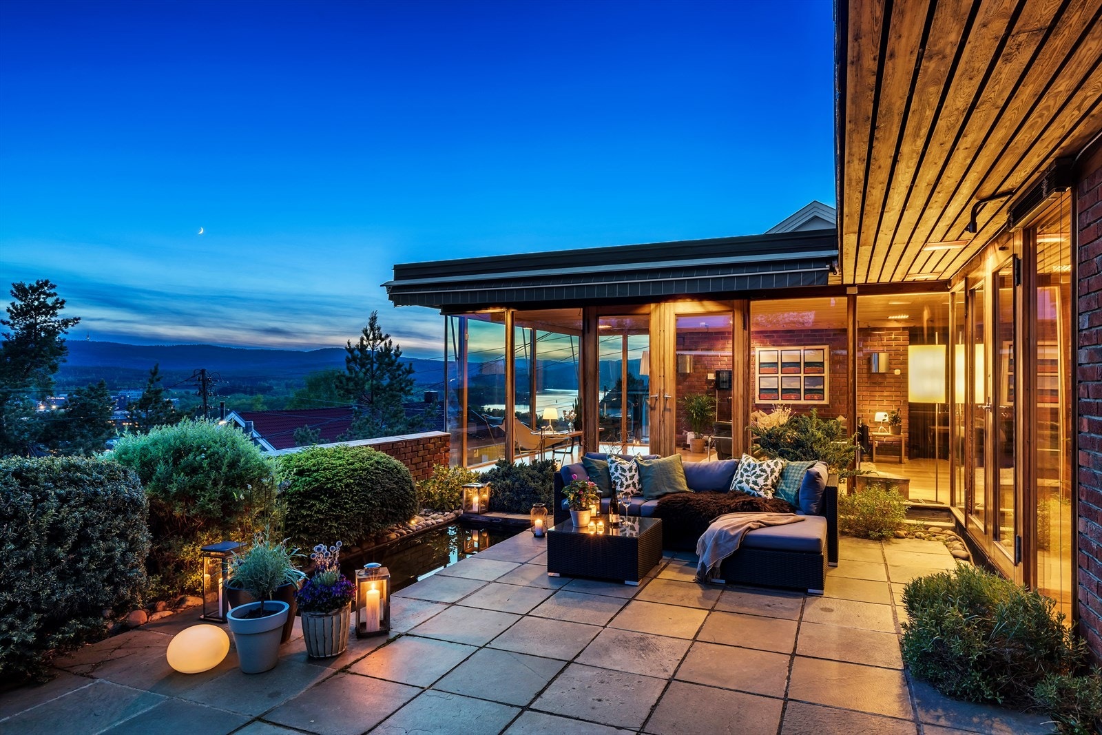 Boligen ligger høyt og fritt med vid utsikt Galleribilde