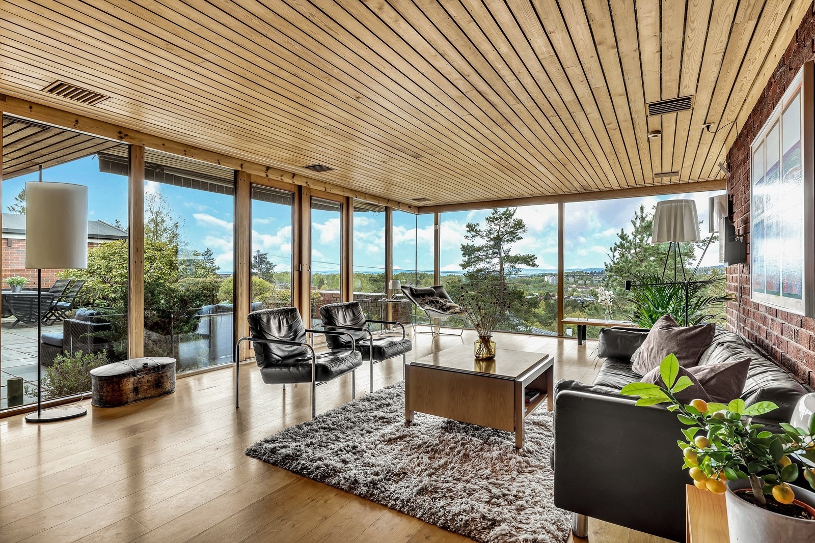 Den typiske himlingen og de innfelte lampene går igjen i mange Fehn-hus. Galleribilde