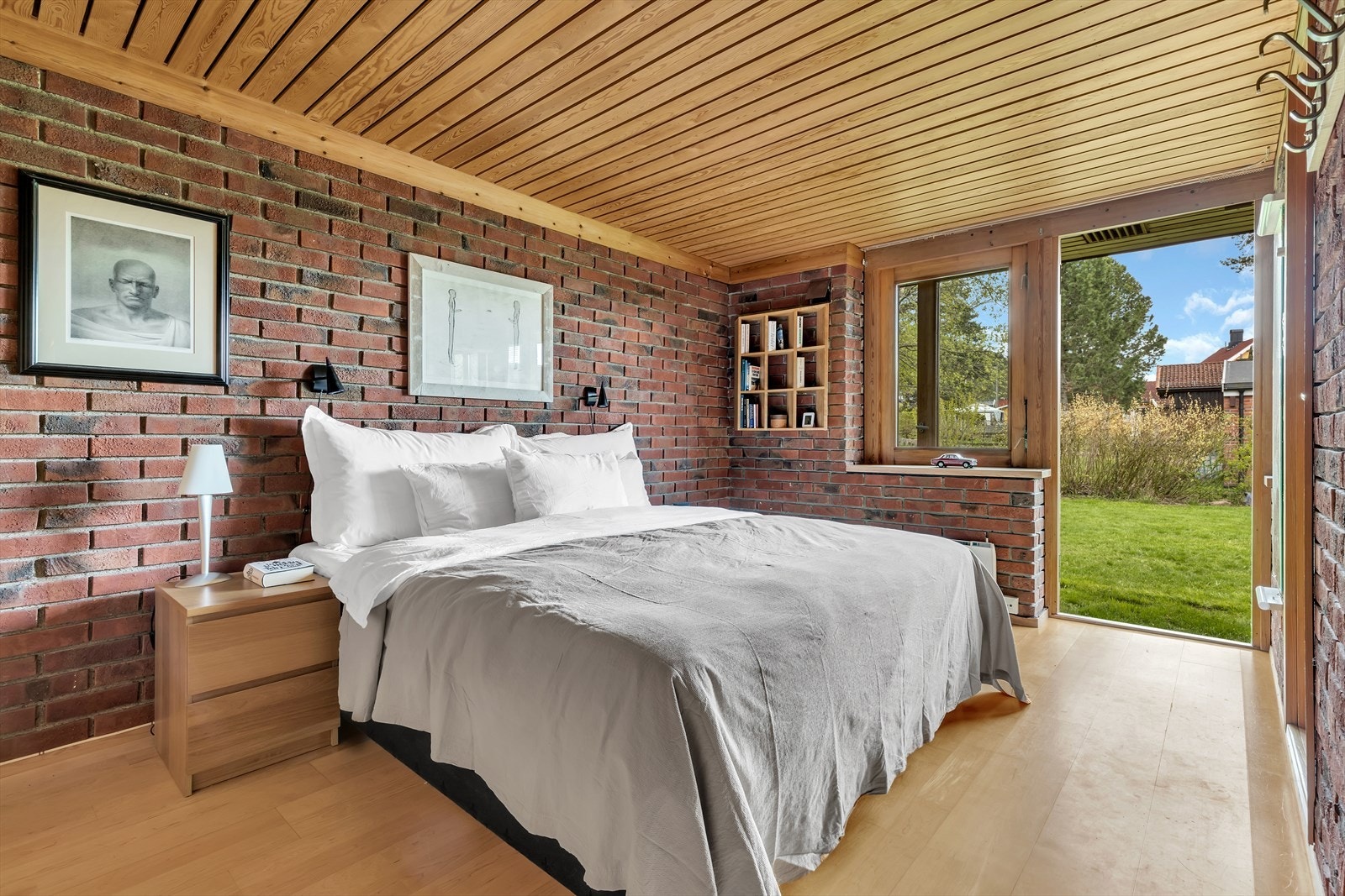 Hovedsoverom har både inngang til bad og utgang til den flotte hagen Galleribilde