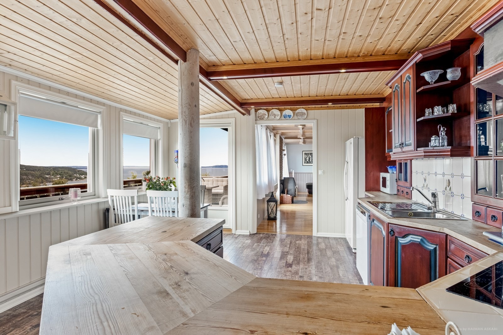 Flere vinduer både i stue og på kjøkken over den flotte utsikten. Galleribilde