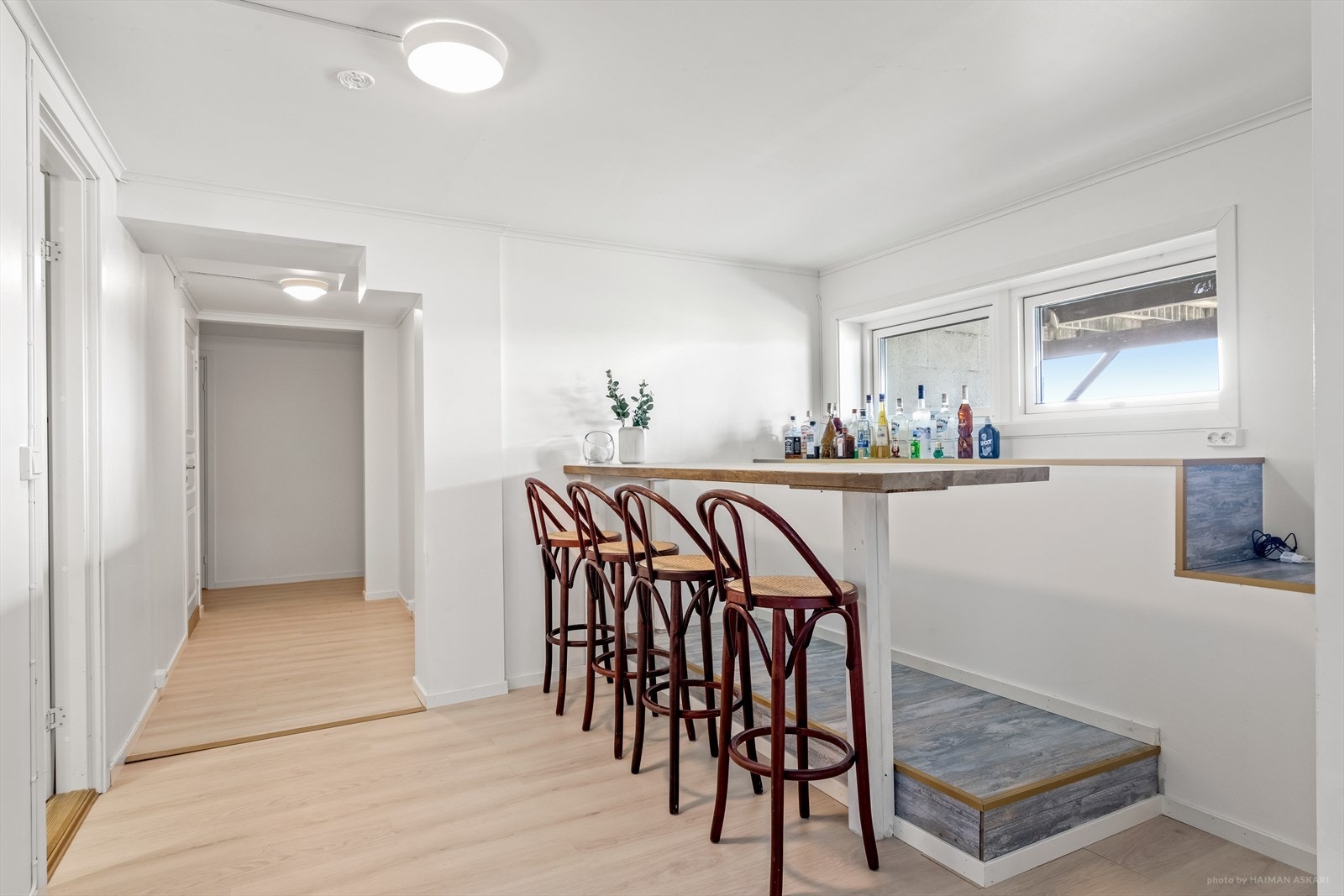 Gang kjellerstue med barløsning. Galleribilde