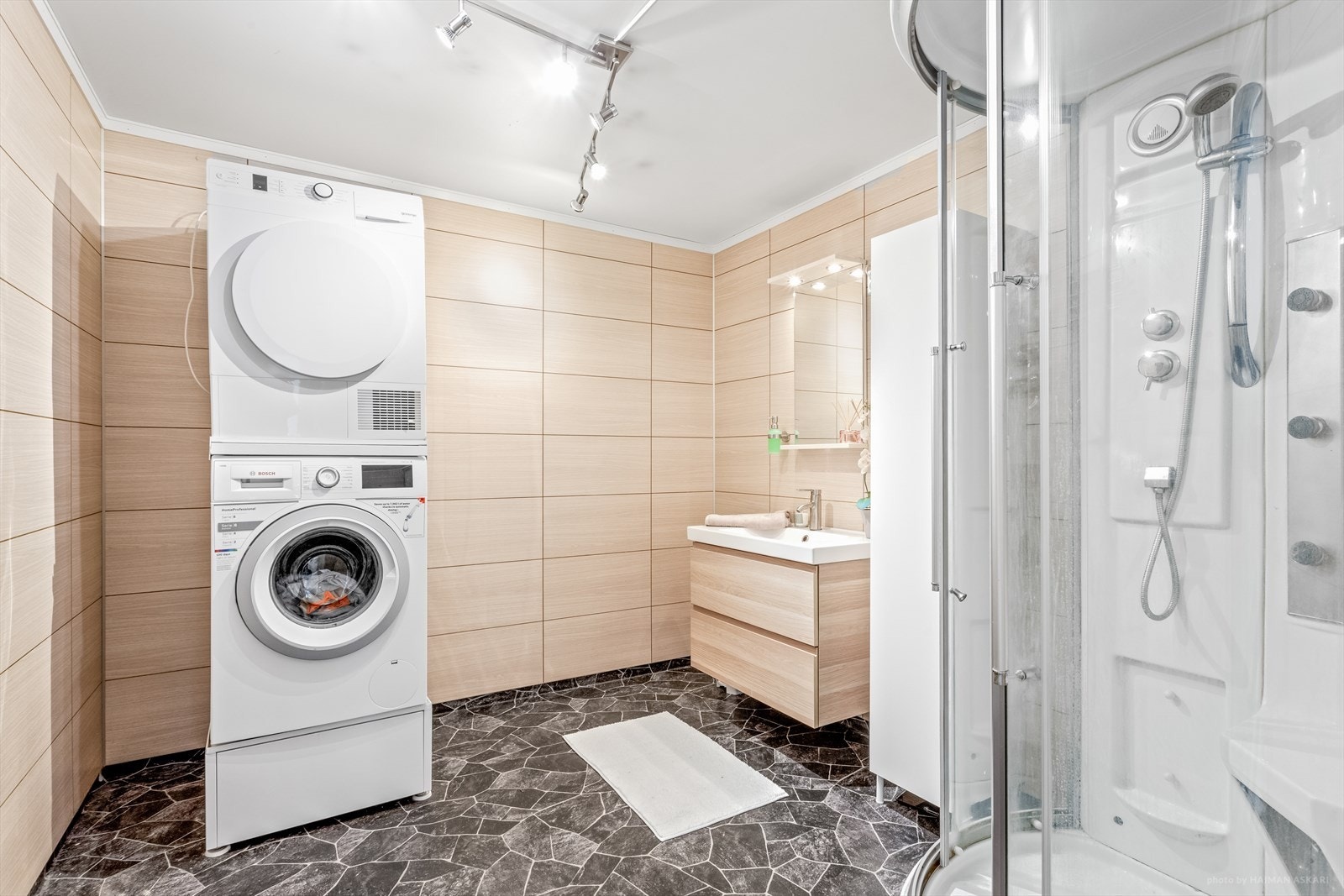 Badet er romslig med god plass til vaskemaskin og tørketrommel. Galleribilde