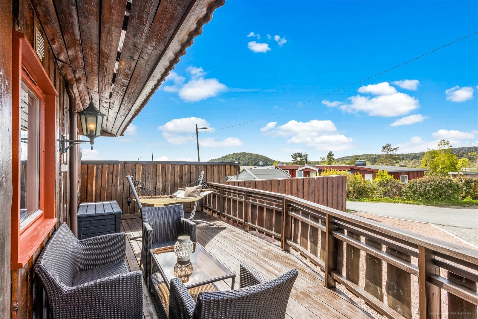 Flott, solrik terrasse på fremsiden. Galleribilde