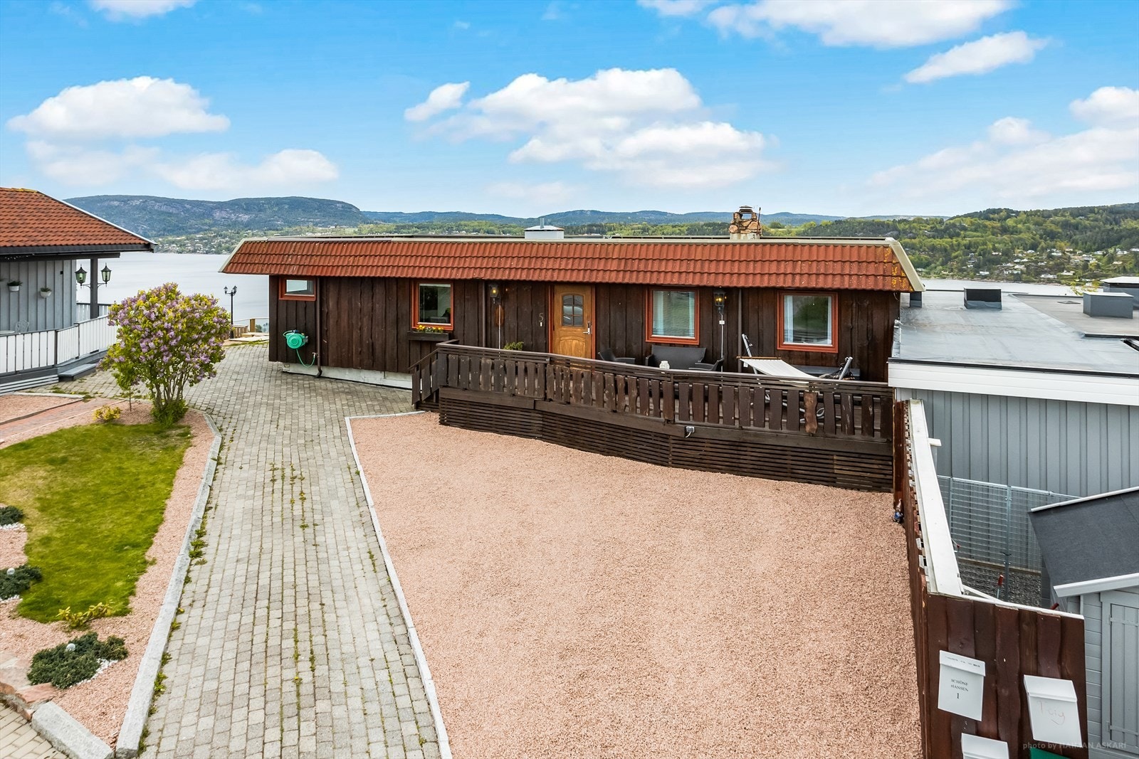 Stor gårdsplass til biloppstilling. Galleribilde