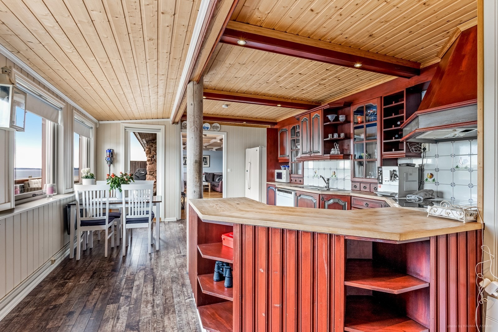 Stort kjøkken med plass til spisebord. Galleribilde